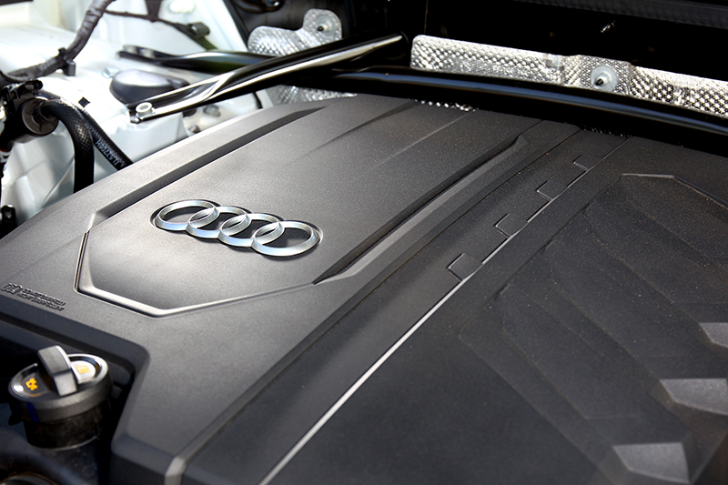 搭載的2.0升渦輪引擎,有265hp/37.7kgm輸出及12V輕油電系統。