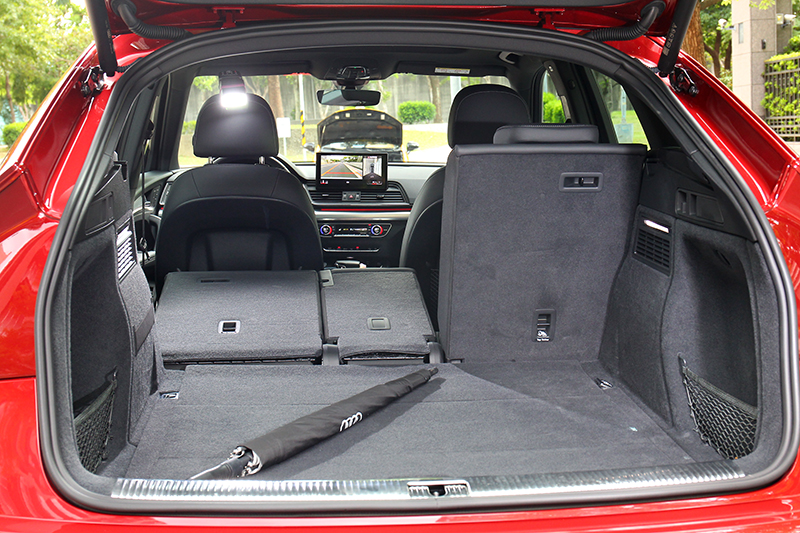 因斜背緣故Q5 Sportback行李廂空間較Q5略小為510~1,480公升。