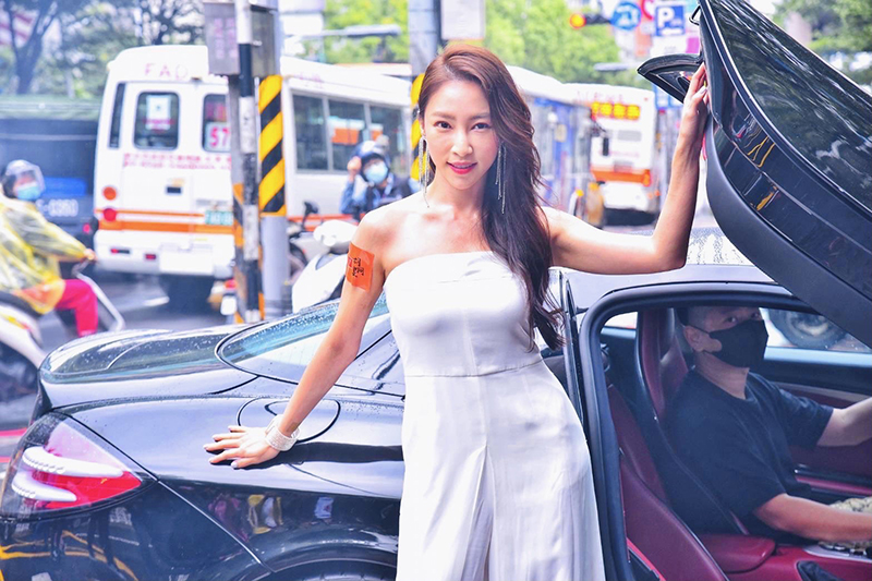 【車勢星聞】張家瑋乘坐SLR性感出席板橋《胡同裏燒肉》加盟店開幕記者會。(圖:民視提供)