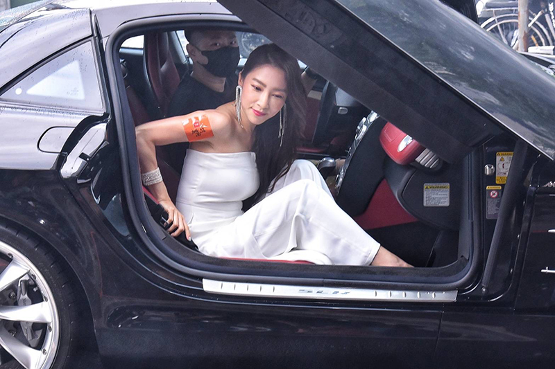 【車勢星聞】張家瑋乘坐SLR性感出席板橋《胡同裏燒肉》加盟店開幕記者會。（圖：民視提供）