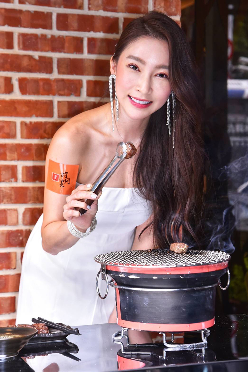 【車勢星聞】張家瑋乘坐跑車性感出席板橋《胡同裏燒肉》加盟店開幕記者會。(圖:民視提供)