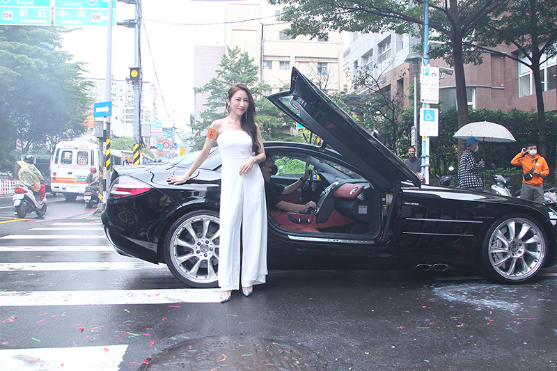 【車勢星聞】張家瑋乘坐SLR性感出席板橋《胡同裏燒肉》加盟店開幕記者會。(圖:品牌提供)