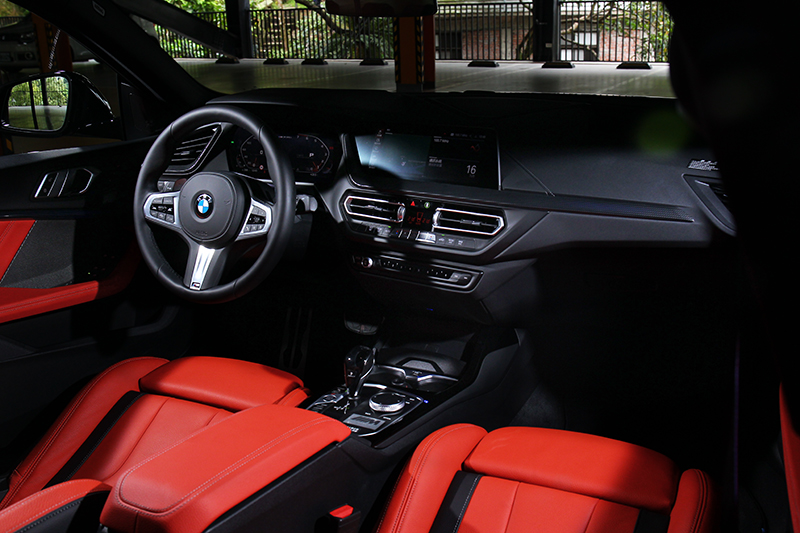 M235i Black Storm Edition座艙配置與一般M235i車型相同。