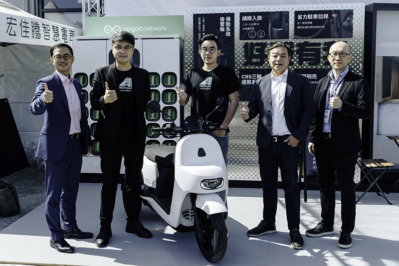 宏佳騰首款採用 Gogoro Network 電池交換平台的三輪商務智慧電車 Ai-2 Gather 上市(左起Gogoro Network 總經理潘璟倫,宏佳騰智慧電車執行長林東閔, 宏佳騰智慧電車董事長特助鍾亞成,宏佳騰智慧電車董事長鍾杰霖, Gogoro Solutions 總經理廖逸民)。