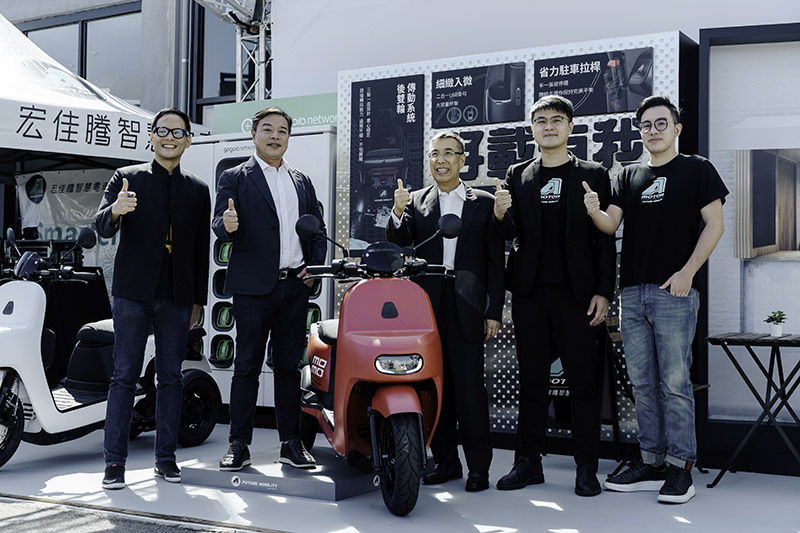 宏佳騰為 momo 特別打造 Ai-2 Gather客製車款(左起台灣大哥大林之晨總經理、宏佳騰智慧電車鍾杰霖董事長, momo 富邦媒林啟峰董事長, 宏佳騰智慧電車林東閔執行長, 宏佳騰智慧電車鍾亞成董事長特助)。