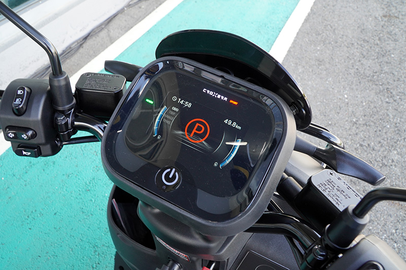 宏佳騰獨家 CROXERA 5 智慧儀表系統,提供 Turn by turn 輔助導航、一鍵換電、Ai ASSISTANT 智慧助理等業界獨家創新功能。