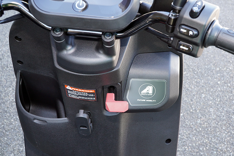 Ai-2 Gather還配備省力駐車拉桿,只需輕輕一拉,不須把腳放下也能立刻停車,紅色拉柄即為省力駐車拉桿,而複合式二合一掛勾同時具備掛物及 USB 充電功能、16 公分深度的杯架讓騎士在繁忙中也能享受特大杯。