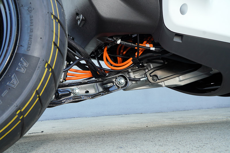 獨特的後懸吊設計,後搖臂相當長,且後避震器幾乎是設置在車輛中心的下方,並不容易被察覺。