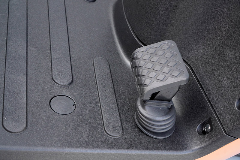 右腳前方設有獨特的腳踩煞車裝置,可在緊急時快速讓車輛煞停。