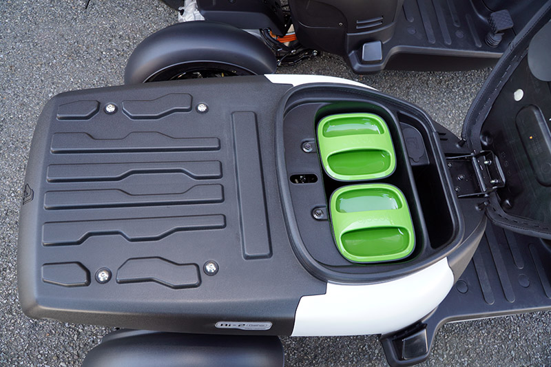 在坐墊下放為電池插槽,後方就是載物平台,所以沒有太大的車廂空間,只能放置小型物品。