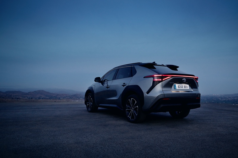 象徵邁入電動紀元，bZ4X造型設計當然也截然不同。