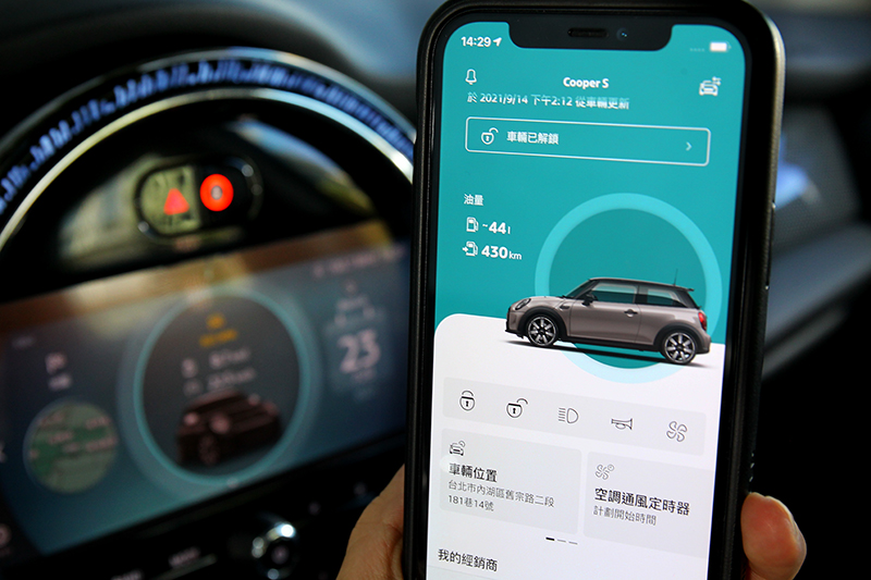 智能遠端遙控可透過手機遠端操作上鎖/解鎖、空調通風。