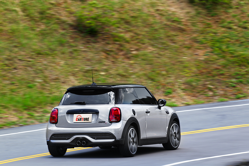 雖然回饋變舒適但在彎道上Mini Cooper S還是很犀利。