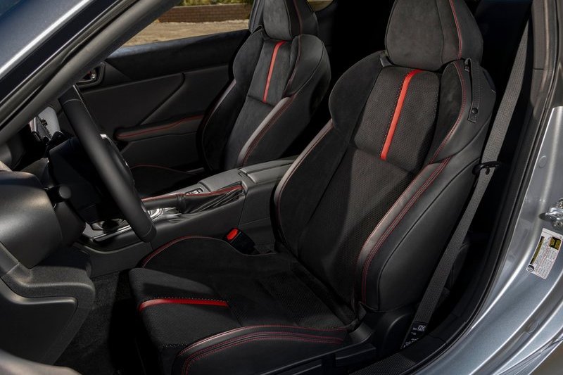 跑車座椅光看就覺得包覆性很夠。