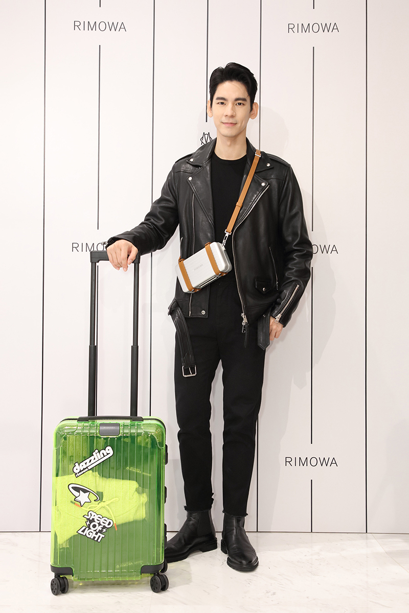 Rimowa全新專門店忠孝Sogo開幕,林柏宏帥氣展示全新包款。(圖:品牌提供)