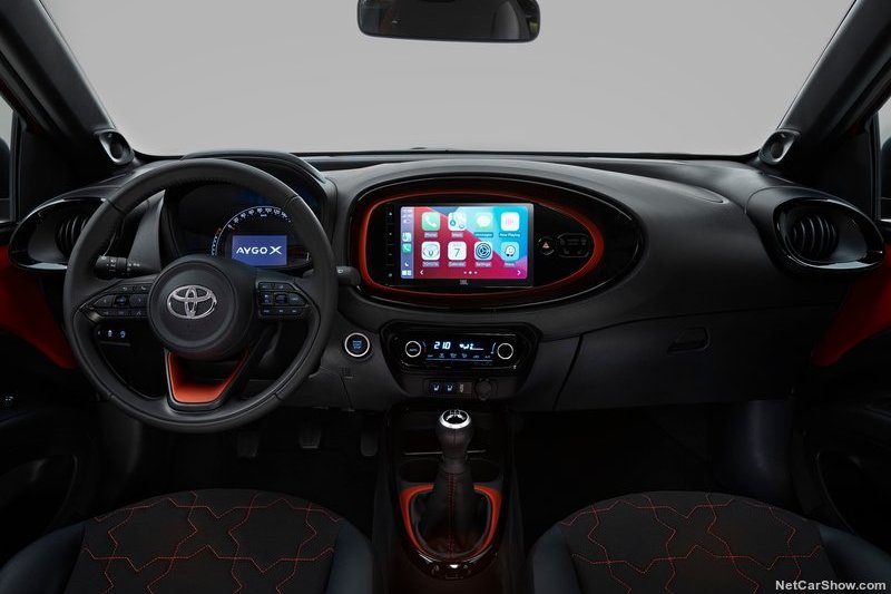 座艙配備9吋中控螢幕,具有手機連接、遠端更新、無線充電等功能。