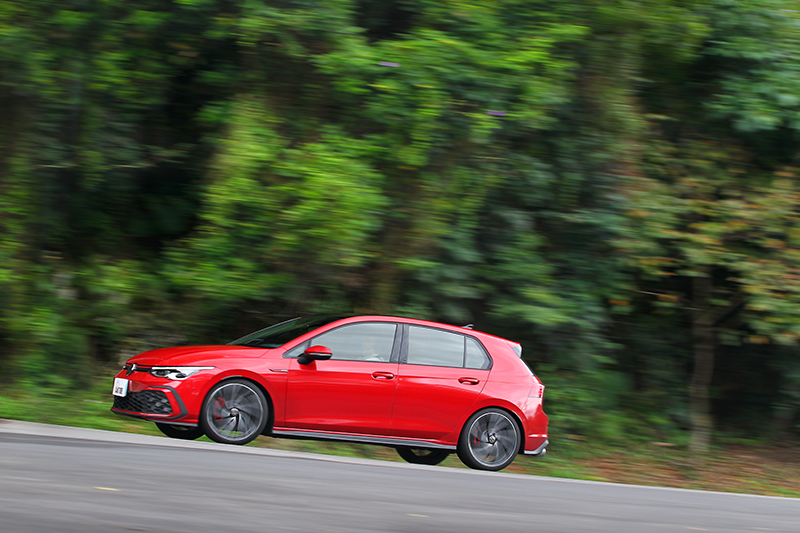 八代Golf GTI動力並未提升,仍維持245hp/37.8kgm輸出,好在加速表現一樣強勁有力。