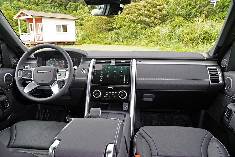 中控台與中央鞍座都經過重新設計,配上最新的11.4吋曲面液晶顯示螢幕搭配最新Pivi Pro資訊娛樂控制系統。