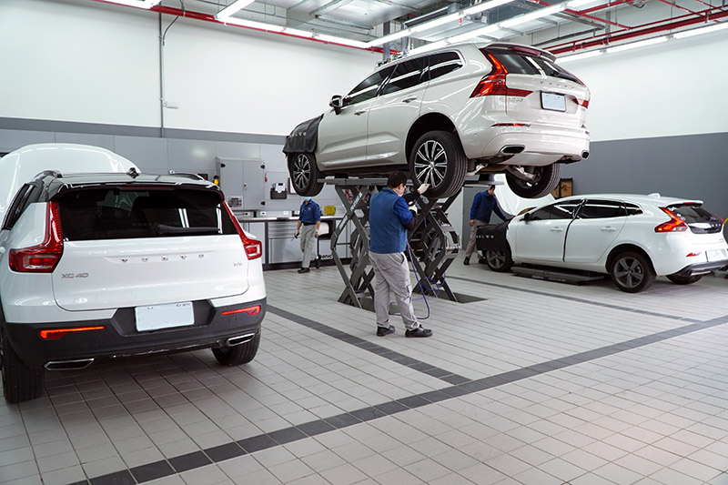 一樓後方則是空間獨立的接待及維修服務區,設有 8 個獨立工位與專屬全功能四輪定位工作區,同時斥資購入拆胎機與平衡機,為車主行車安全做堅實把關。