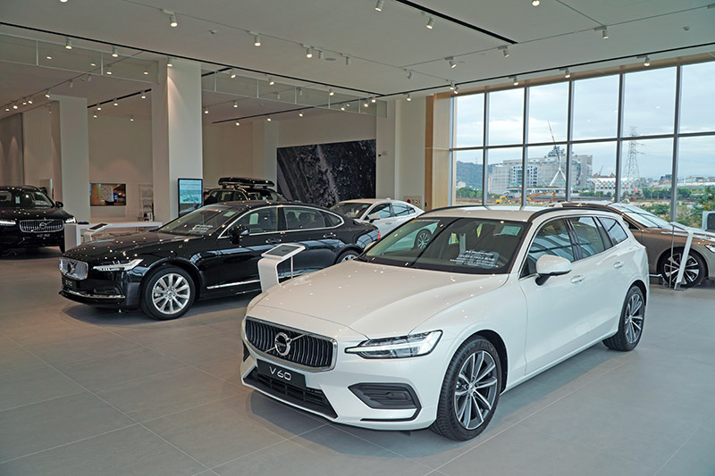 採光明媚且挑高的新車展示區可同時擺放 10 款車型。