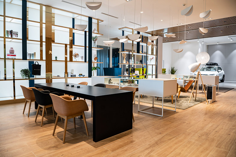 客休空間以白色片狀飛鳥垂墜裝飾,隱喻空間的趣味與豐富性。