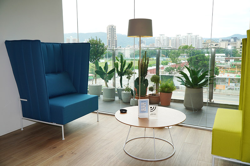 注重個人隱私的高筒座椅。