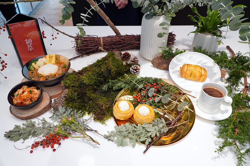 驅寒暖胃的「胡同特製泡菜牛肉丼」，以肉質軟嫩的燒肉佐搭獨家醬汁，配上微辣順口的韓式泡菜，讓車主既暖心又暖胃。此外，由 Patisserie F2 法國「藍帶主廚學院」認證的點心主廚精心特製的司康也將陸續換新為青檸鮮奶油風味，有如冰淇淋的青檸鮮奶油為司康增添一抹清爽食感。