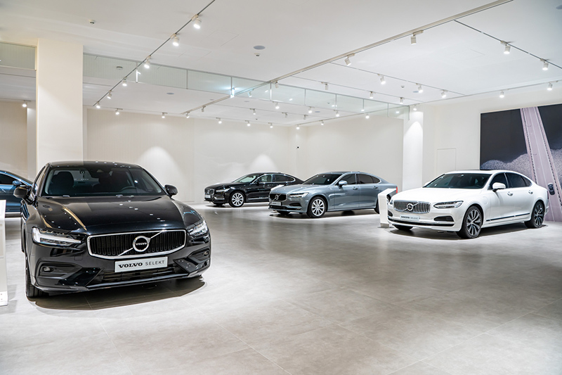Volvo SELEKT 專區,可同時展示 6 部 SELEKT 車款。