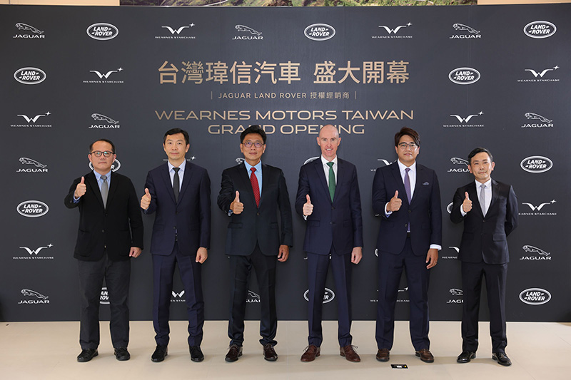 Jaguar Land Rover 瑋信台北旗艦展示暨服務中心正式開幕，由台灣捷豹路虎顧客服務總監賴旭星先生、台灣捷豹路虎區域經銷商運營總監湯家同先生、台灣瑋信汽車營運總監戴朝樺先生、台灣捷豹路虎總經理 Mr. Garth Turnbull、台灣瑋信汽車新竹分公司總經理郭彥興先生、台灣捷豹路虎銷售總監鍾子豪先生(由左至右)共同主持。