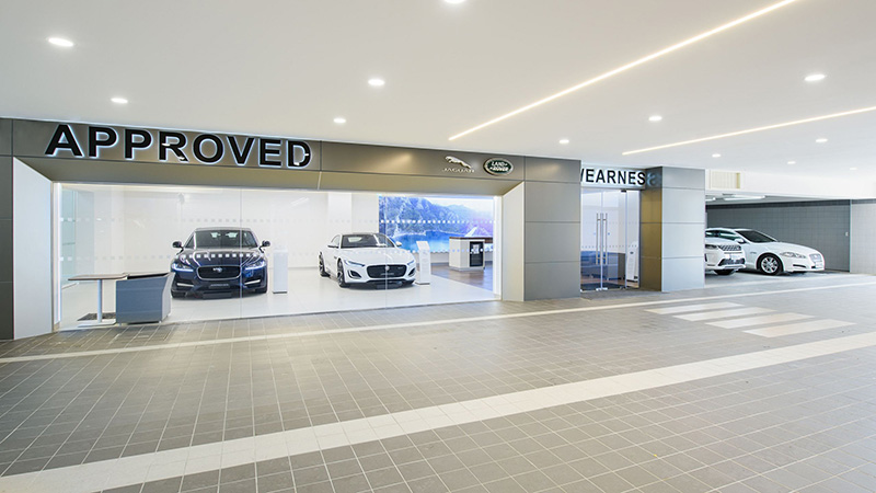 全新旗艦展示暨服務中心 1 樓規劃雙品牌共 18 部新車與認證中古車展示區域，3 樓共規劃 13 個維修工位與車輛美容及鍍膜專區，提供車主快速且專業的回廠服務。
