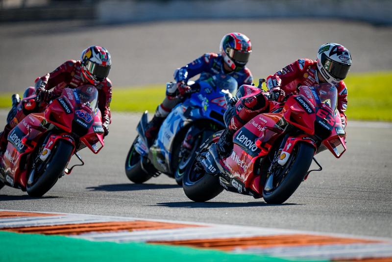 Rins很快就擠近前方加入競爭,但也快就摔車退賽。