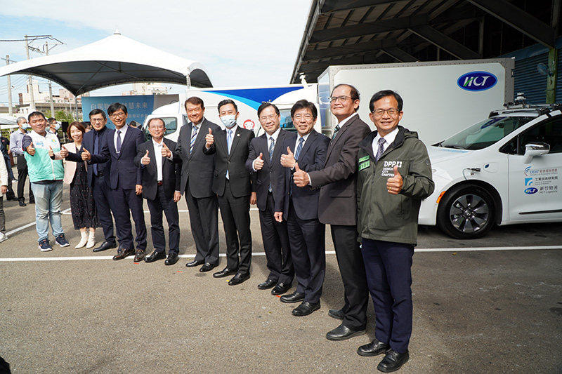 經濟部與工研院、新竹物流、新竹市政府共同舉辦「自駕物流•智慧未來 臺灣首創自駕物流揭牌活動」,宣布在新竹市區啟動自駕車物流服務。圖中貴賓為經濟部技術處處長邱求慧(左1)、新竹物流總經理李正義(左2)、工研院機械所所長胡竹生(右2)、工研院院長劉文雄(右3)、經濟部次長林全能(右4)、新竹市市長林智堅(右5)、仰德集團首席總顧問何煖軒(右6)。