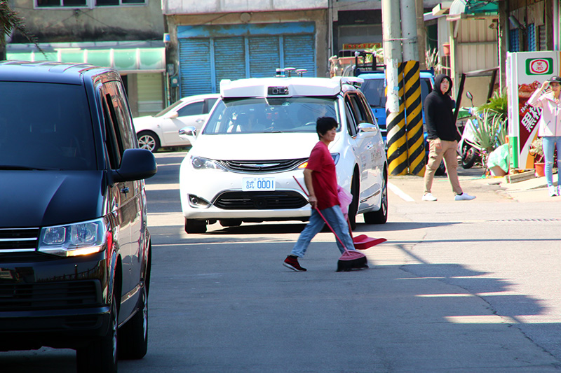 在南寮漁港的測試中,並沒有刻意安排情境,因此自駕車需自行面對穿越馬路的路人與停靠於路邊之車輛等實際用路狀況。