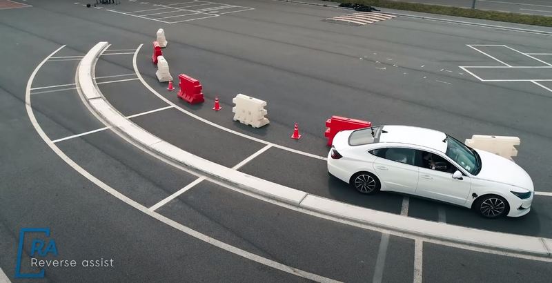 Hyundai Mobis智慧輔助系統也具備倒車輔助功能。