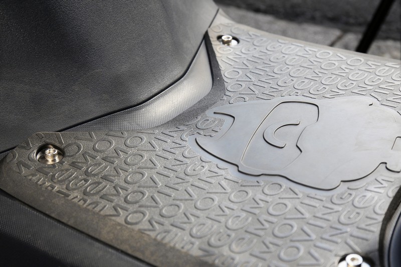 平坦寬大的踏板面積,還可選購e-mu造型腳踏墊,讓腳踩置物更便利。