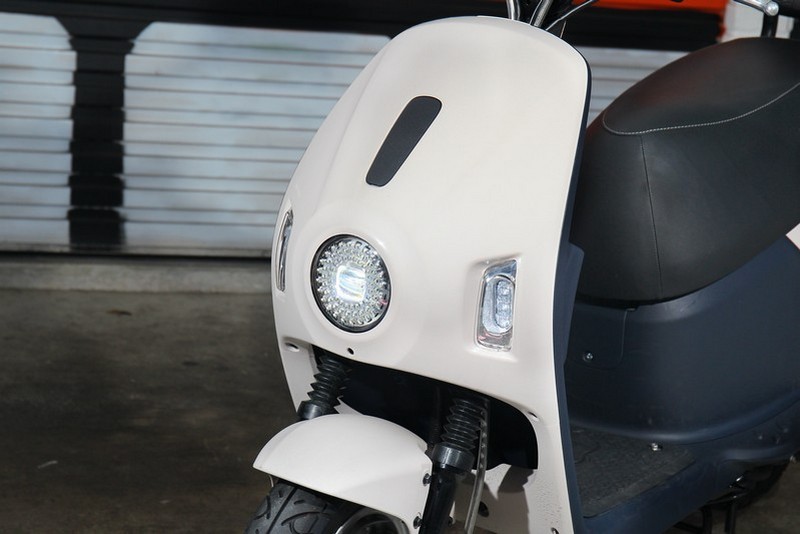 如頂級珠寶鑽飾般的LED頭燈組,搭配大尺碼車頭設計,減低女生穿裙裝曝光的可能性。