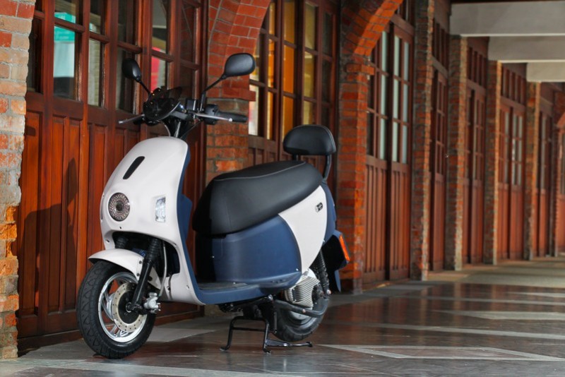 洋溢潮流氣息的eMOVING EZ1,構成令人耳目一新的街角風景。