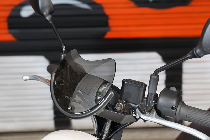 小巧可愛的圓盾型風鏡(選購),同時與品牌吉祥物e-mu造型相呼應。