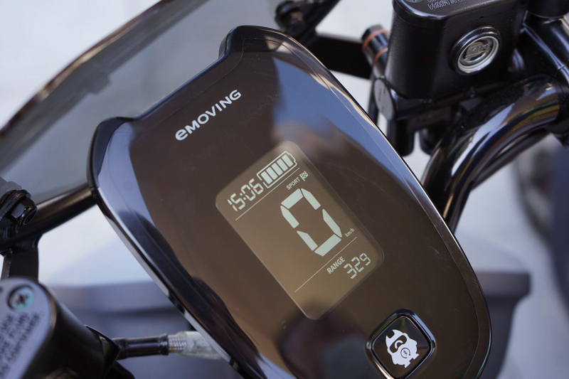 智慧儀錶板可簡明清晰的瞭解車速、電量、時間、剩餘行駛里程等行車相關資訊。