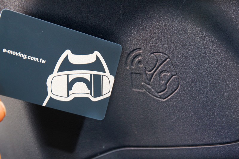 啟動eMOVING EZ1,僅需透過Smart Key智慧鑰匙卡靠近駕駛腳前右側的感應區,車輛開機後,再同時按下煞車與儀錶下方的e-mu造型啟動按鍵,便可發動車輛。