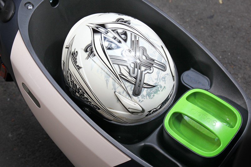 高達21.6公升的車箱置物空間,依舊得以放進一頂全罩式安全帽。