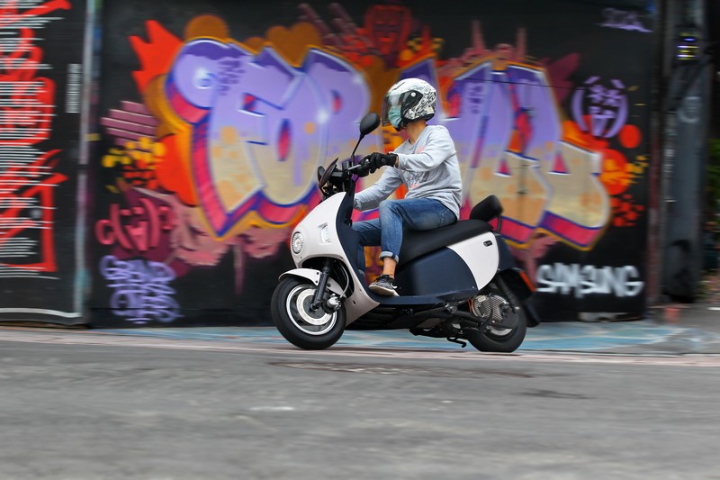 10吋輪圈、輕盈車身與紮實車架,eMOVING EZ1即便隸屬輕型電動二輪級距一樣能夠跑得虎虎生風。