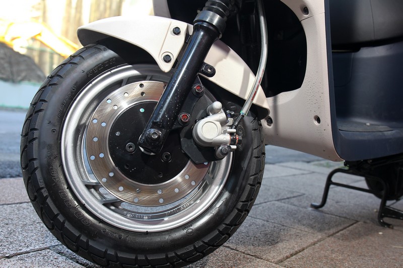 前後輪皆採取碟煞系統,且前輪配置的還是同級最大的200mm碟盤與金屬油管。
