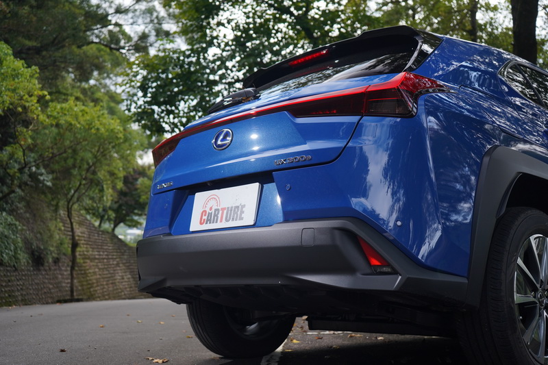 車尾造型與油車無異,僅能透過UX 300 e字樣辨識車型