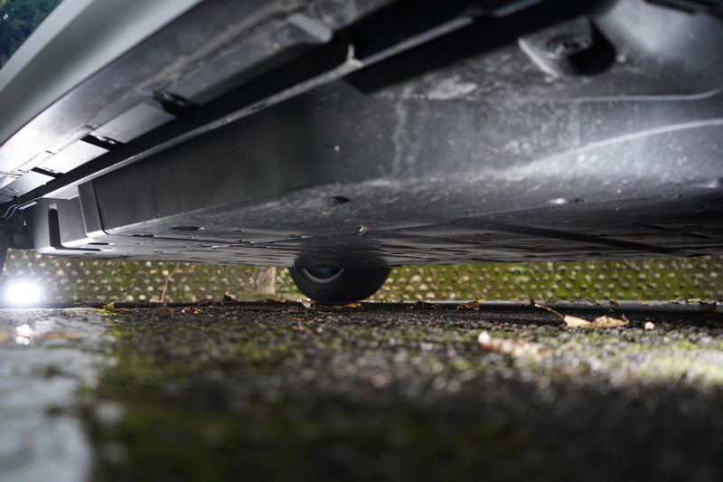 電池模組直接加掛在底盤下方,重心變得更低對行進動態更容易掌握