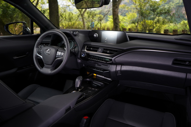車艙多承襲油車的內裝布局,不過Lexus仍替UX 300e創造出些許差異化