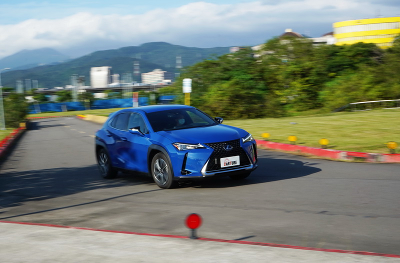 即便車重比起油車多出了200多公斤,不過在重心轉移到底盤之後,操駕起來反而更容易掌控車身動態