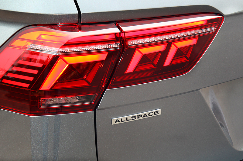 車尾有銘牌可辨識Tiguan Allspace車型。