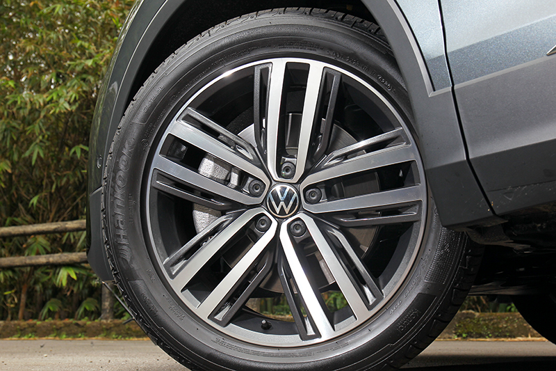 長達4米7的5+2七人座當然要配19吋圈胎才適合。