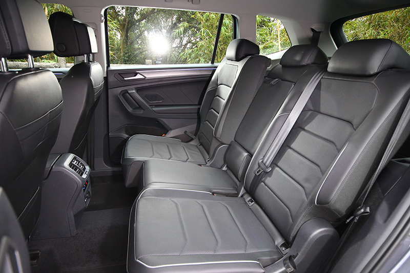 後座在2,789mm軸距與座椅前後/椅背可調下擁有舒適的乘坐環境。